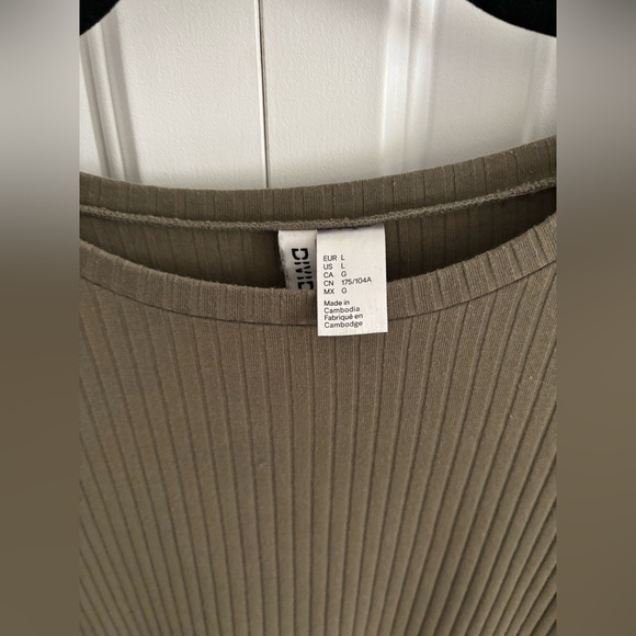 Green top - Picture 3 of 3